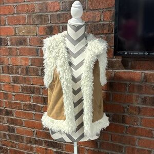 Old Navy tan & Ivory Faux Sherpa Vest. Size Medium.